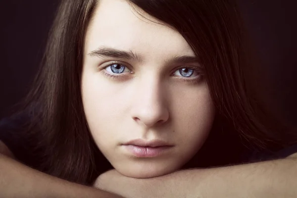 A portré egy szép tinédzser sötét háttér. — Stock Fotó