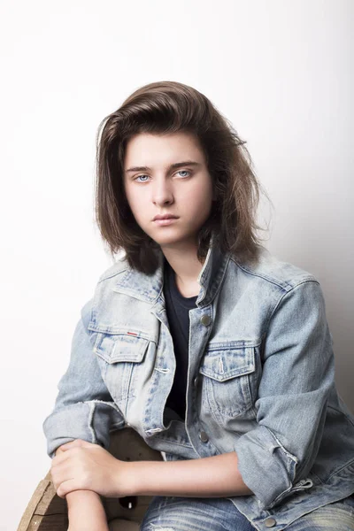 Ritratto di moda di un adolescente che indossa una giacca di jeans — Foto Stock