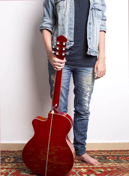 Μουσική, έννοια χόμπι. Κιθαρίστας στέκεται με ξύλινη κιθάρα. — Φωτογραφία Αρχείου