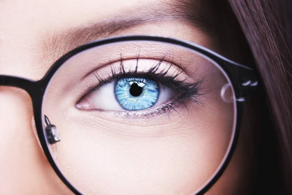 Vacker ung kvinna bär glasögon närbild — Stockfoto