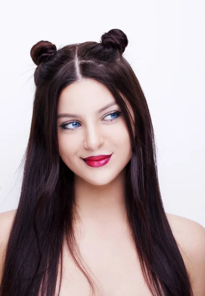 Mladá šťastná krásná žena s světlý make-up účes s rohy — Stock fotografie