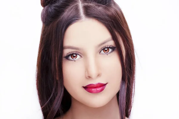 Mujer hermosa joven con maquillaje brillante sobre fondo blanco — Foto de Stock
