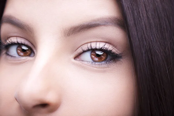 Mooie inzichtelijke blik bruine vrouw ogen — Stockfoto