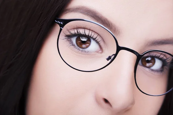 Hermosa joven con gafas. Primer plano de disparo —  Fotos de Stock