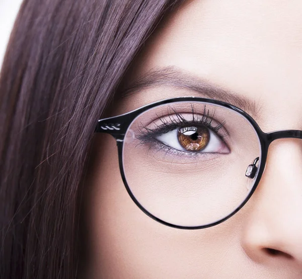 Hermosa joven con gafas. Primer plano de disparo —  Fotos de Stock