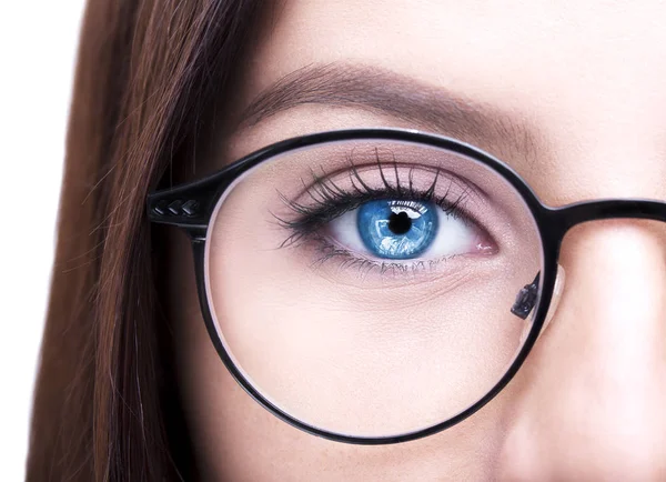 En vacker ung kvinna i glasögon. Närbild — Stockfoto