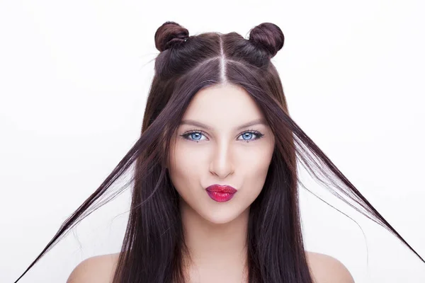 Jovem mulher bonita feliz com penteado de maquiagem brilhante com chifres — Fotografia de Stock