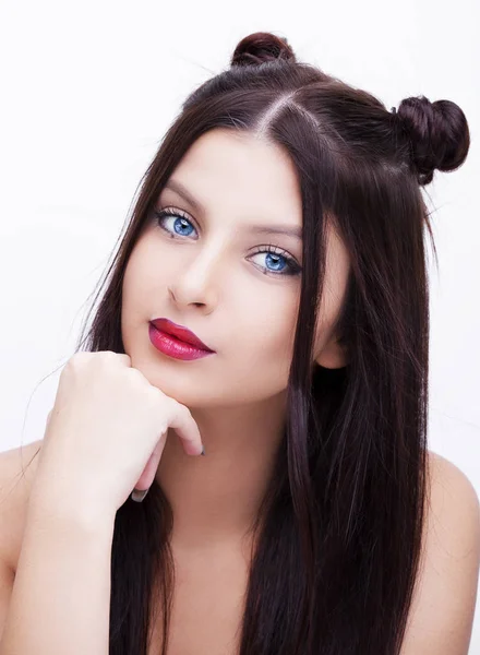 Hermosa mujer con maquillaje brillante peinado con cuernos — Foto de Stock