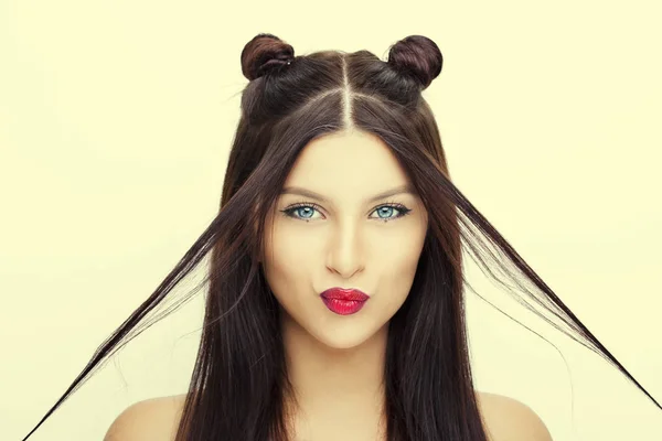 Jovem mulher bonita feliz com penteado de maquiagem brilhante com chifres — Fotografia de Stock