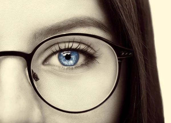 Schöne junge Frau mit Brille. Nahaufnahme — Stockfoto