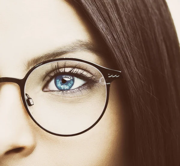 Bella giovane donna con gli occhiali. Primo piano. — Foto Stock