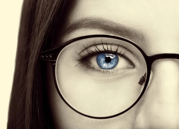 En vacker ung kvinna i glasögon. Närbild — Stockfoto
