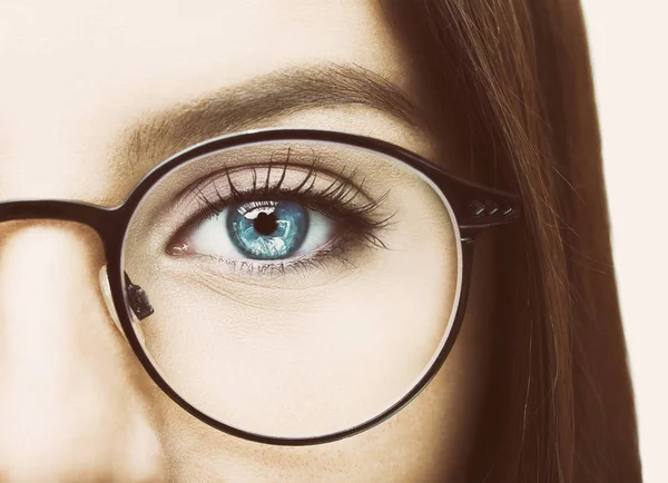 Gyönyörű fiatal nő szemüvegben. Közelkép. — Stock Fotó