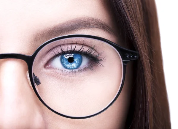 Schöne junge Frau mit Brille. Nahaufnahme — Stockfoto