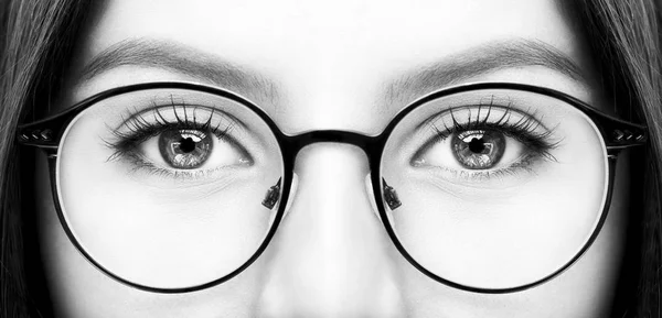 Mooie jonge vrouw met een bril. Close-up opname — Stockfoto