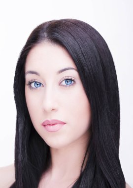 Güzel bir kadın beyaz arka planda stüdyoyu kapatır.