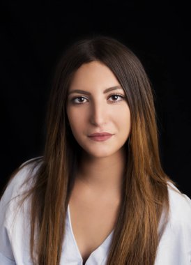 Güzel genç kadın kameraya, portre portre seyir