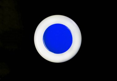 Siyah arka plan üzerine izole mavi göz farı toz