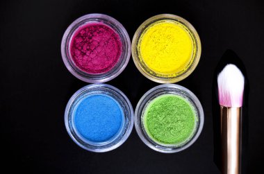 Siyah arka plan üzerinde renkli mineral göz gölgeler dizi