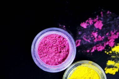 Pembe ve sarı göz farı toz siyah arka plan üzerine izole