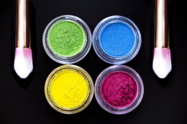 Siyah arka plan üzerinde renkli mineral göz gölgeler dizi