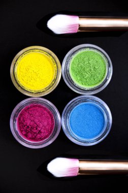 Siyah arka plan üzerinde renkli mineral göz gölgeler dizi