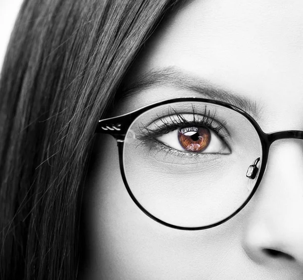 Schöne junge Frau mit Brille. Nahaufnahme — Stockfoto