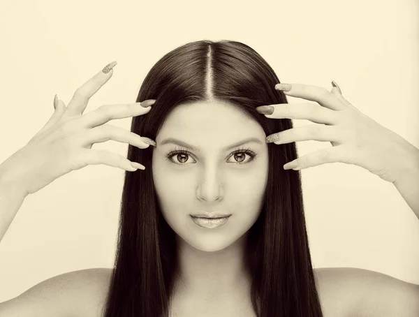 Mooie vrouw gezicht close-up studio op witte achtergrond — Stockfoto