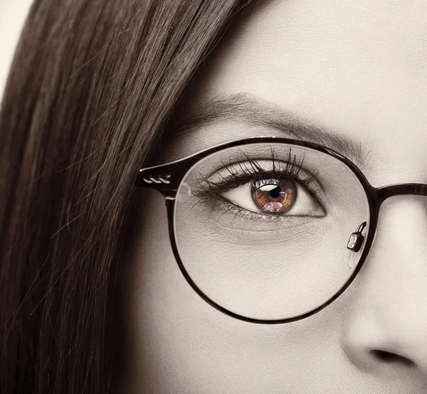 Schöne junge Frau mit Brille. Nahaufnahme — Stockfoto