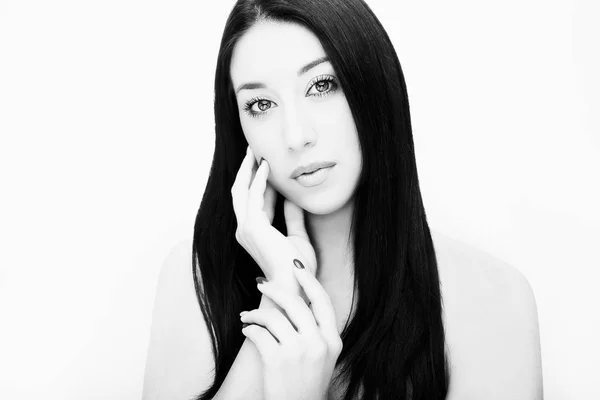 Schöne Frau Gesicht Nahaufnahme Studio auf weißem Hintergrund — Stockfoto