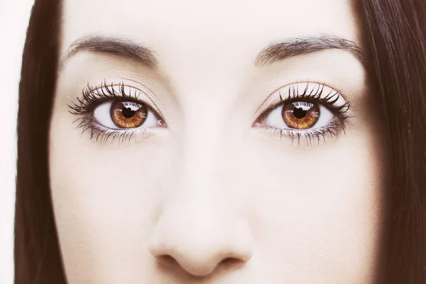 Hermosa mirada perspicaz ojos de mujer marrón — Foto de Stock