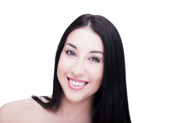 Όμορφη γυναίκα χαμογελαστό πρόσωπο close up studio σε λευκό φόντο — Φωτογραφία Αρχείου