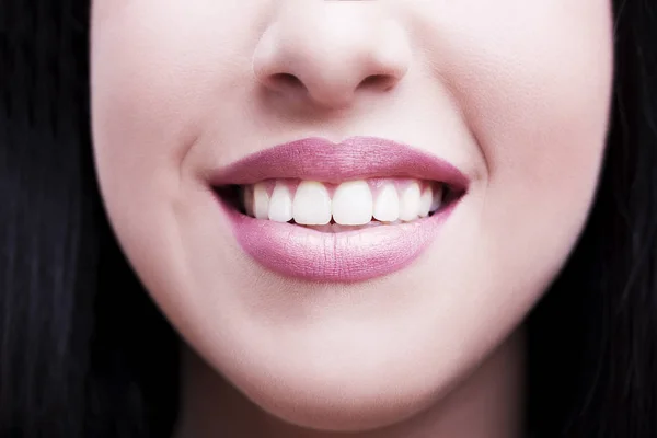 Close-up de sorriso com dentes brancos saudáveis — Fotografia de Stock