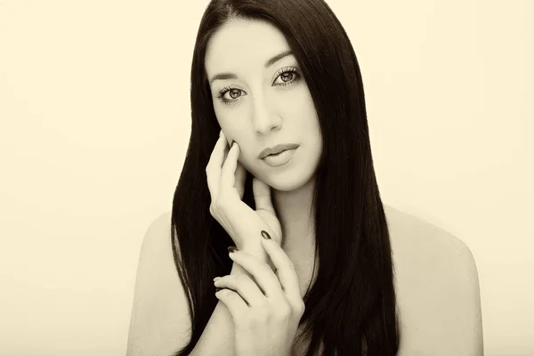 Hermosa cara de mujer primer plano estudio sobre fondo blanco — Foto de Stock