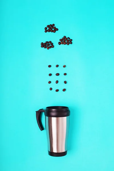 Chicchi di caffè che fuoriescono da una tazza di caffè dalle nuvole — Foto Stock