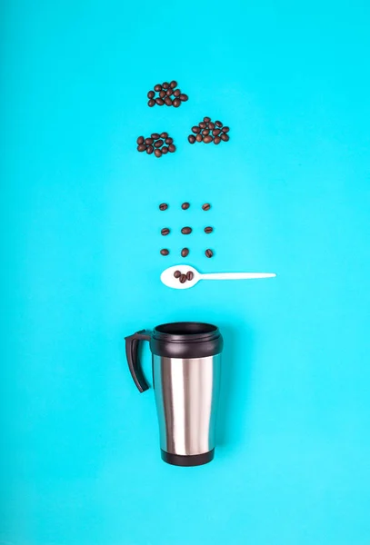 Kaffebönor som rinner ur en kopp kaffe från molnen — Stockfoto