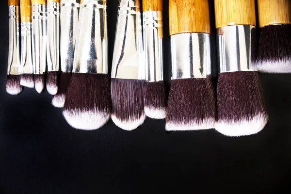 Professionell makeup borstar samling på svart bakgrund — Stockfoto
