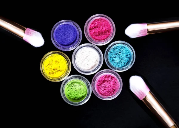 Renkli mineral göz gölgeler fırçalar ile kümesi 