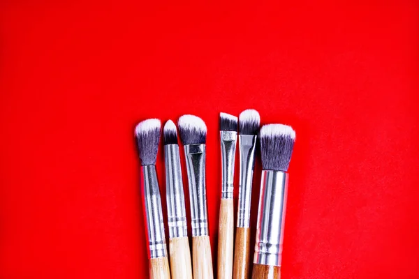 Professionell makeup borstar samling på röd bakgrund — Stockfoto
