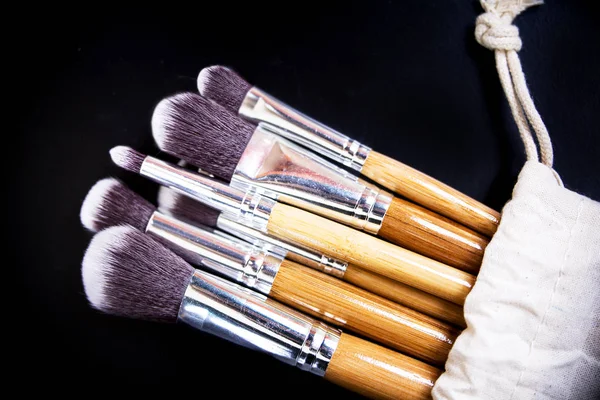Professionell makeup borstar samling på svart bakgrund — Stockfoto