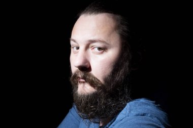 Genç yakışıklı adamla uzun sakal bıyık sakallı