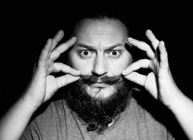 Onun bıyığı ayarlama sakallı ciddi adam. Tek renkli