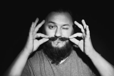 Komik adam sakallı onun bıyığı ayarlama