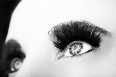 Anlayışlı güzel bakmak kadının gözleri. Tek renkli