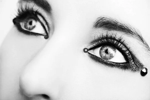 Μακιγιάζ των ματιών. Όμορφα μάτια Glitter Make-up. Λεπτομέρεια των διακοπών μακιγιάζ — Φωτογραφία Αρχείου