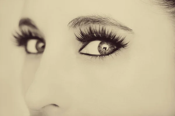 Όμορφη διορατική ματιά στα μάτια της γυναίκας. Vintage στυλ — Φωτογραφία Αρχείου