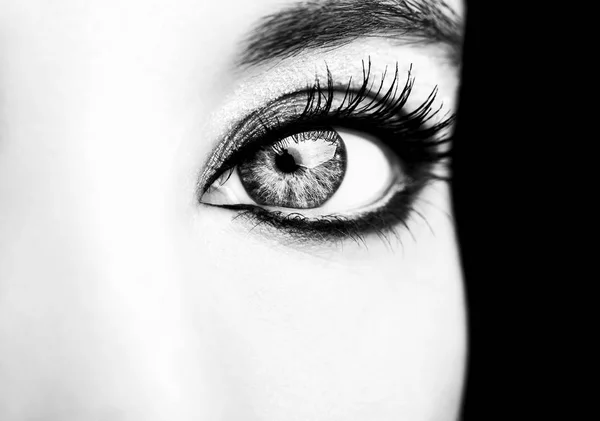 Макіяж очей. Красиві очі Блискучий макіяж. Деталі святкового макіяжу — стокове фото