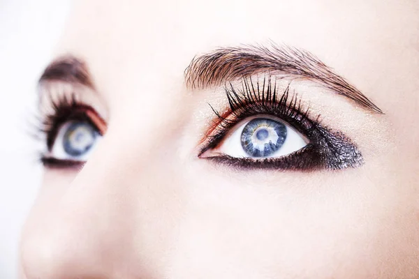 Maquillage des yeux. Beaux yeux paillettes maquillage. Détail maquillage vacances — Photo