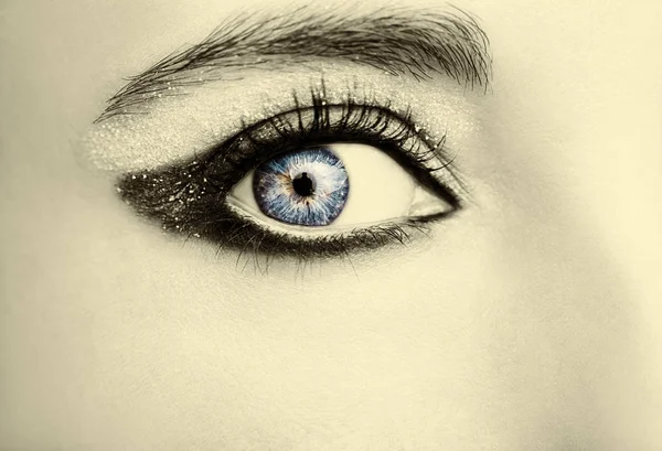 Maquillage des yeux. Beaux yeux paillettes maquillage. Détail maquillage vacances — Photo