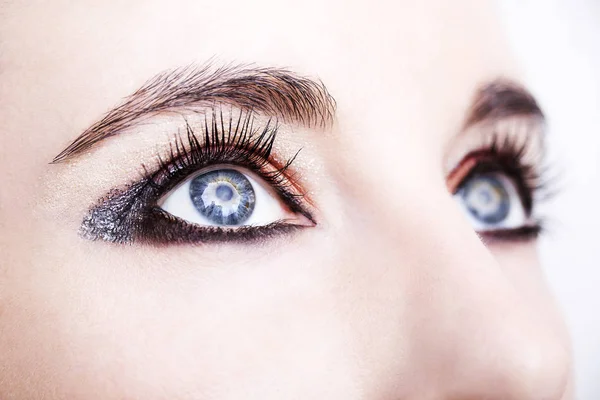 Makijaż oczu. Piękne oczy makijaż Brokat. Detal Holiday makijaż — Zdjęcie stockowe